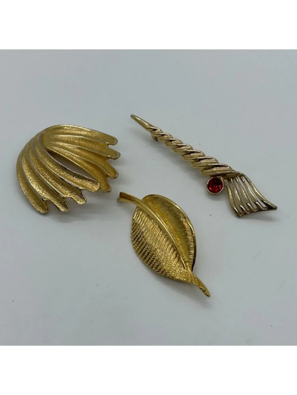 Vintage 1980s Abstract Brooches Pin Textured Gold Tone Swirl Leaf Red Rhinestone